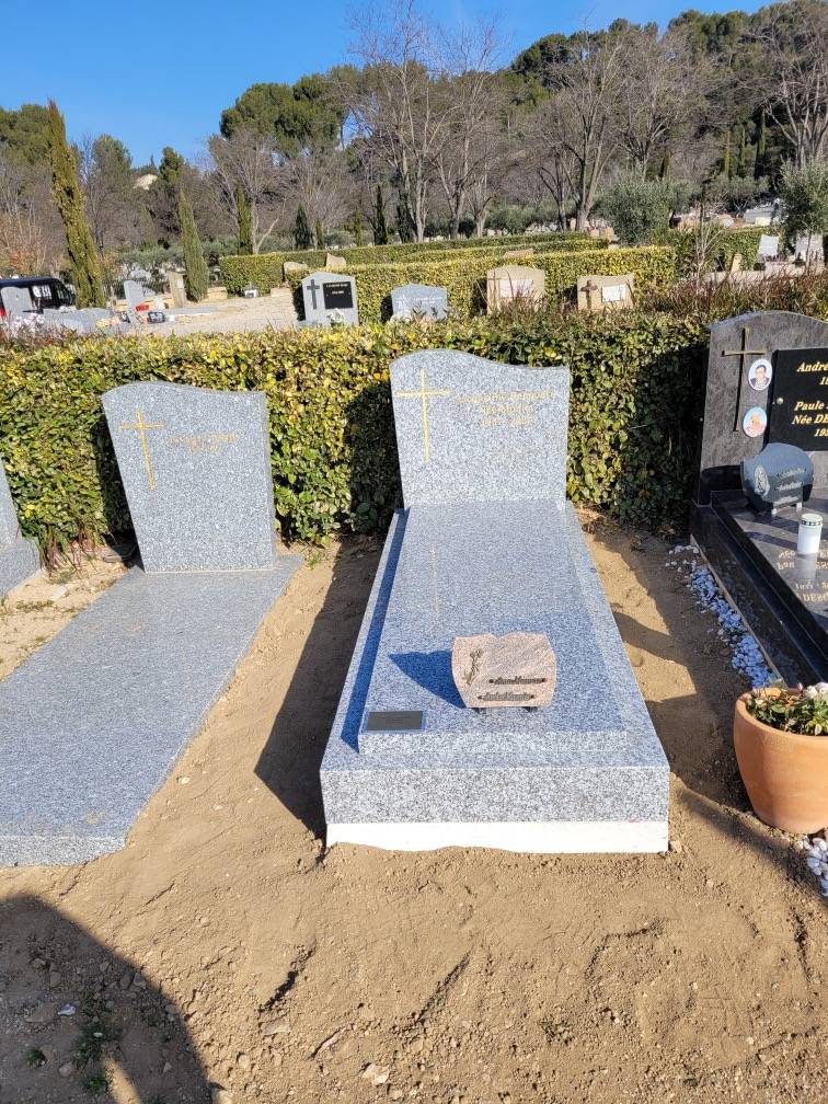 Monument Miroda avec stèle en gris du Tarn, cimetière dans les Bouches-du-Rhône (13)